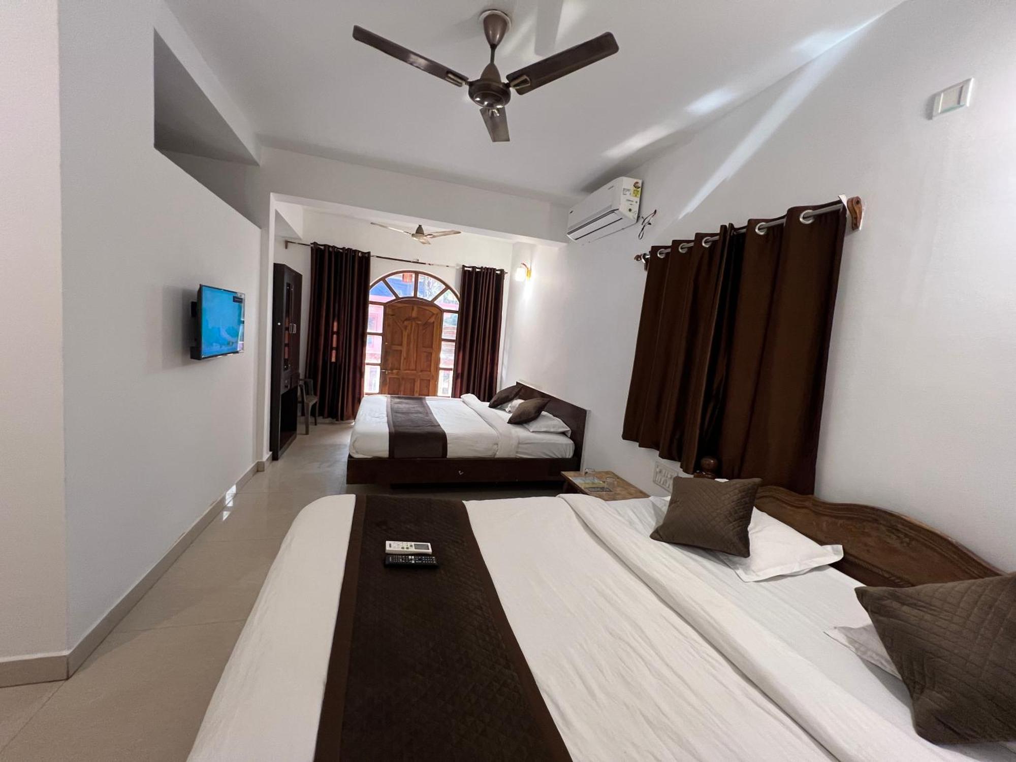 Aura Rooms & Swimming Pool, Calangute Ngoại thất bức ảnh